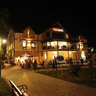 Отель Hotel Central Park Velyikyy Bychkiv-0